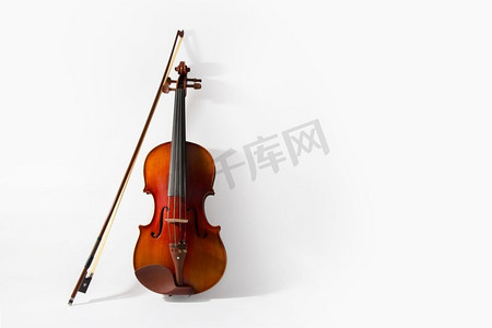 小提琴和弓在白色背景