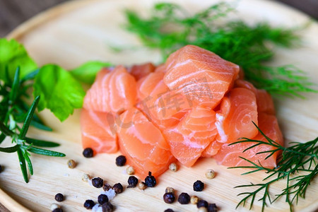 用来做沙拉的新鲜三文鱼海鲜日本料理，山葵酱生三文鱼菲力配木头