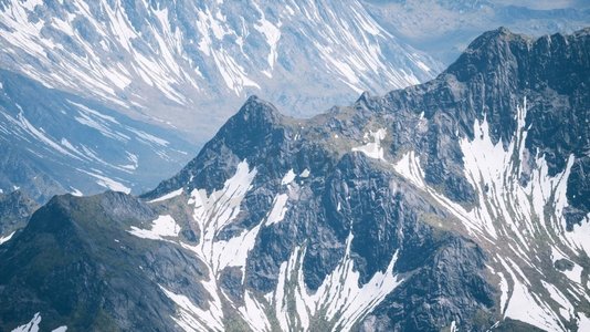 风景山摄影照片_鸟瞰风景山与雪覆盖