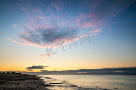 令人惊叹的充满活力的日出在英国南部海岸的海滩景观