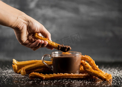 手蘸油炸油条巧克力前景。高分辨率照片。手蘸油炸油条巧克力前景。高质量照片