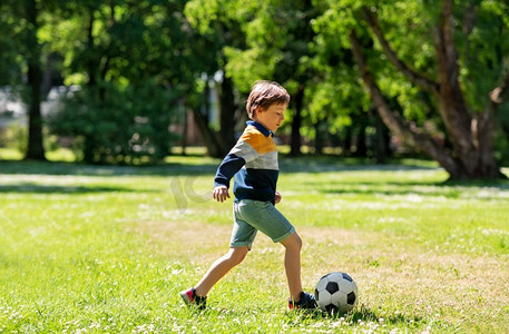 男孩足球摄影照片_ 孩子，球，足球，足球