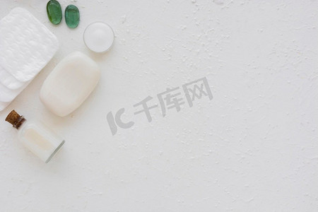 沐浴产品棉垫白色背景与。高分辨率照片。沐浴产品棉垫白色背景与。高品质的照片