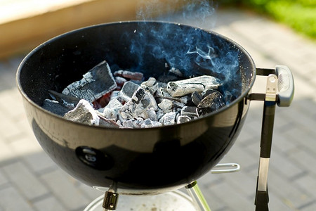 烹饪，热和火概念—近拍木炭阴燃在火盆户外。户外火盆里的木炭阴燃