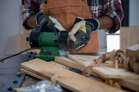 木工在木工车间木工机器工作，木制品 