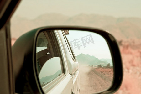 空的道路在非洲沙漠—在汽车后视镜的看法
