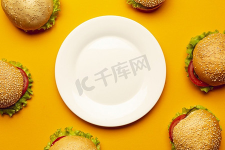 品质扁平摄影照片_空盘子的扁平汉堡高分辨率照片。空盘子的扁平汉堡高品质的照片