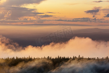 日出时群山的轮廓。美丽的自然背景。