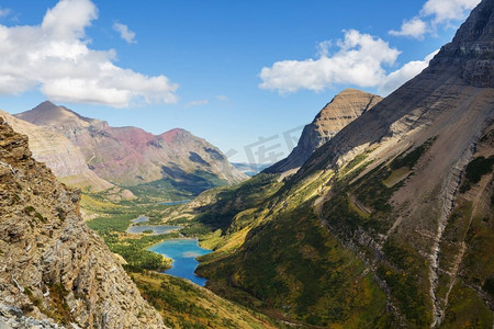 美国蒙大拿州冰川国家公园的风景如画的岩石山峰。美丽的自然景观。