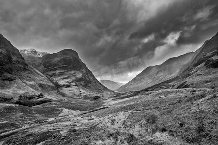 史诗戏剧性的黑白风景图像三姐妹在格伦科在苏格兰高地在一个潮湿的冬天