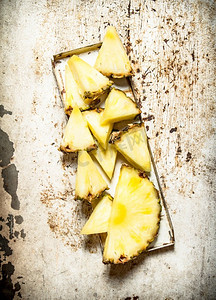 旧托盘上的菠萝片。在乡村背景下。旧托盘上的菠萝片。