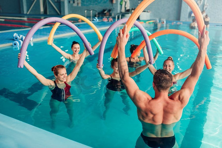 水上有氧运动，健康水上运动，室内游泳池，休闲娱乐