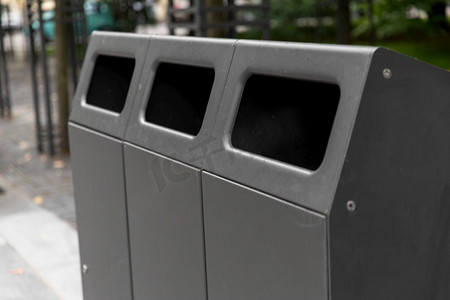 废物回收和垃圾概念—城市街道上的垃圾容器特写镜头。城市街道上的垃圾箱