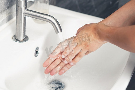 洗手以预防新型冠状病毒病2019或COVID—19。人们在洗手池洗手以清除病毒感染。