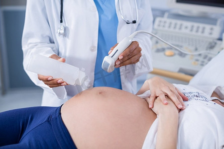 孕妇在医院接受胃超声波扫描