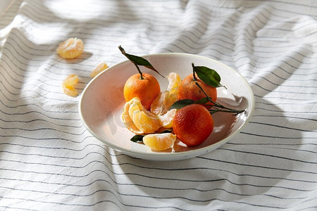食物，健康饮食和水果概念—近摄的葡萄糖在盘子上超过窗帘。静物画上了平板上的浮雕