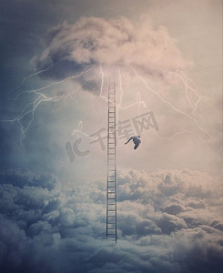 一个堕落的天使的剪影沿着云层上方的巨大梯子从天堂坠落.天空卷积云