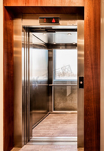电梯引导牌摄影照片_公寓电梯的全长度视图