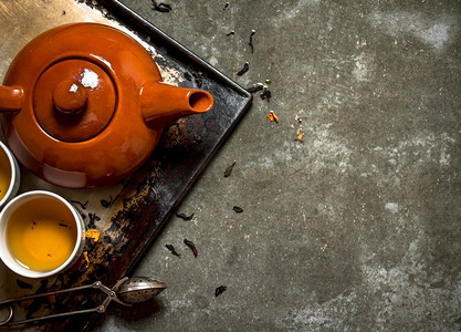 煮茶茶壶摄影照片_茶壶里煮的香茶。在石桌上。茶壶里煮的香茶。