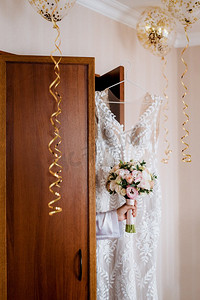 花边摄影照片_把新娘穿上一件有紧身胸衣和花边的婚纱