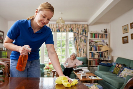 女性家庭帮助打扫房子和与高级妇女交谈
