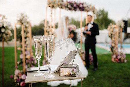 婚礼玻璃杯葡萄酒和香槟酒从透明水晶