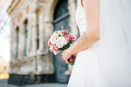 优雅的婚礼花束，由新鲜的天然花卉和绿色植物组成手捧花美女