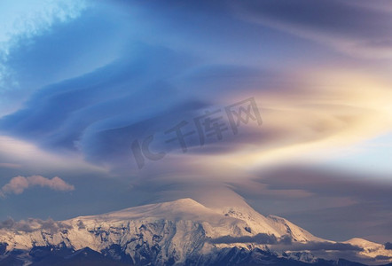 不寻常的暴风云笼罩着山顶。兰格尔-圣彼得堡阿拉斯加，伊莱亚斯国家公园和保护区。