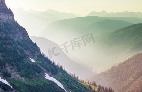 美国蒙大拿州冰川国家公园，风景如画的岩石山峰。美丽的自然风光。