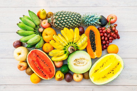 混合的水果与苹果香蕉橙和其他在木背景—健康的食物样式