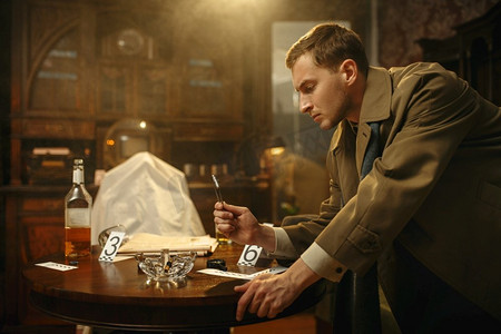 男侦探用镊子把证据放在犯罪现场的袋子里,复古风格.屏幕截图指挥大师