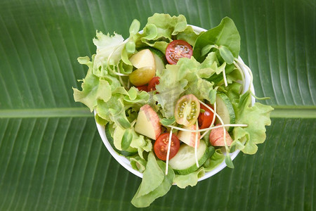 沙拉蔬菜/沙拉碗与水果和新鲜生菜西红柿黄瓜香蕉叶健康食品饮食概念