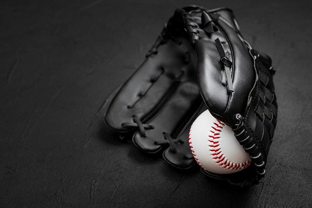 品质扁平摄影照片_棒球手套里的扁平棒球。高分辨率照片。棒球手套里的扁平棒球。高品质的照片