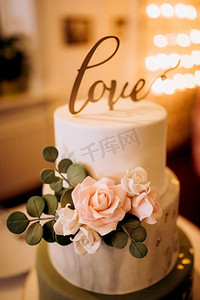 金色婚礼装饰摄影照片_新婚夫妇婚礼上的结婚蛋糕