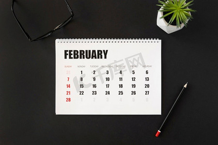 二月二摄影照片_俯视图二月月计划日历。高分辨率照片。俯视图二月月计划日历。高质量照片
