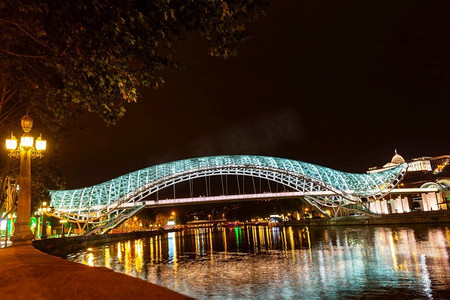 和平之桥，第比利斯市中心Mtkvari河上的现代人行天桥