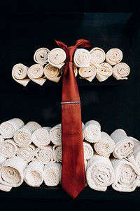 红色领带whist在背景折叠白色毛巾在理发店