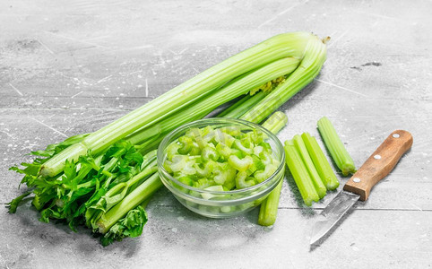 用刀在碗里切芹菜.西芹芹菜