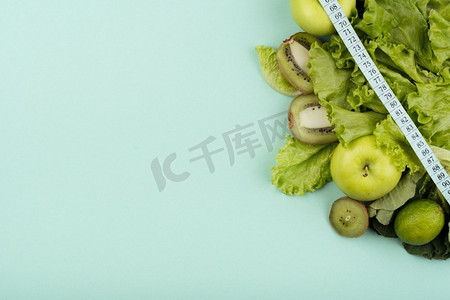 带尺寸复印空间的绿色水果