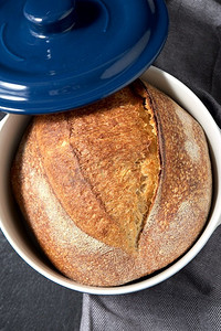 食品和烹饪概念—自制工艺面包在陶瓷烤盘上的桌子。自制工艺面包在陶瓷烤盘