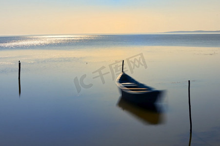 Long exposure Boat In The Calm Water on Razim Lake，罗马尼亚