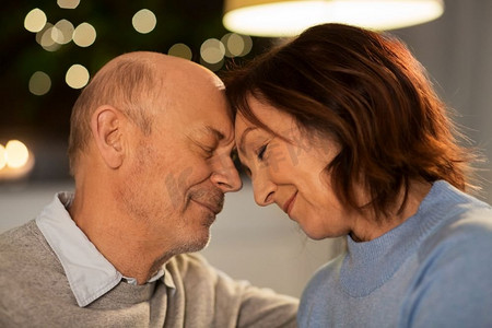 关系，老年和人的概念-幸福的老年夫妇晚上在家中微笑。幸福的老两口在家中微笑