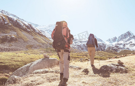 组背包客徒步旅行在山户外积极的生活方式旅行冒险假期旅行自由夏天风景徒步旅行概念