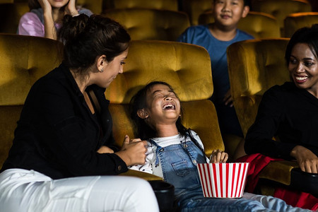 女孩子们在电影院里放声大哭，让坐在她们旁边和后面的人都很烦。