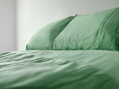 粉红色的布摄影照片_特写拍摄的绿色床和枕头
