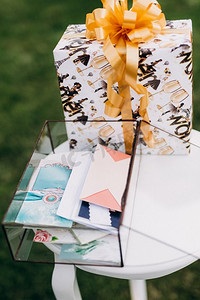 盒子装花摄影照片_桌子上放着一个装着结婚礼物的玻璃盒子