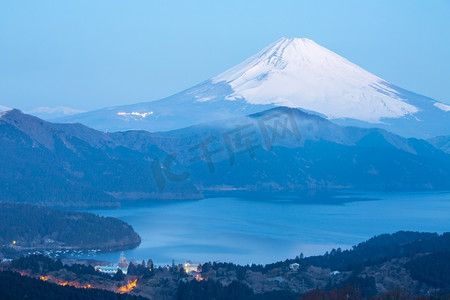富士摄影照片_箱根湖冬日里的富士山