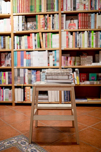学术类通用摄影照片_书躺梯子书店。高分辨率照片。书躺梯子书店。高品质的照片