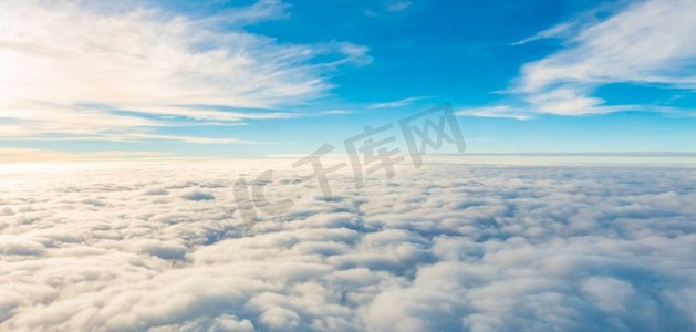 飞机实景摄影照片_从飞机窗口升起的云层