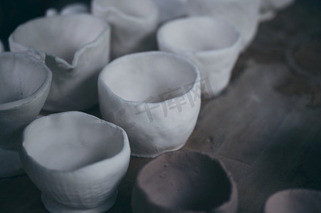 陶瓷工艺摄影照片_一种粘土陶瓷锅的工艺，用粘土制作陶瓷的手工工艺